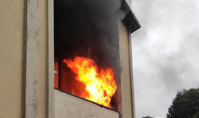 Le fiamme divampate nella chiesa di San Vittore
