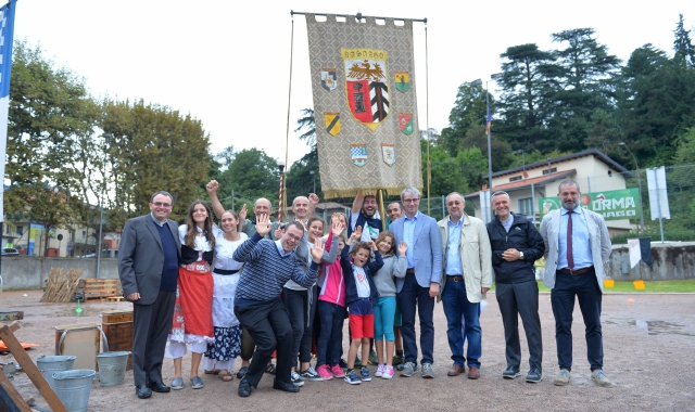 Foto di gruppo per vincitori e autorità con don Mauro Barlassina, primo da a sinistra (Blitz)