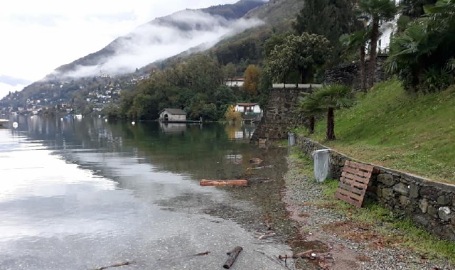 La riva nel territorio di Zenna, sul confine con la Svizzera, dove verrà realizzato il progetto del pontile