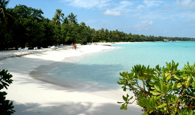 L’anziano e la sua compagna trascorsero la vacanza alle Maldive