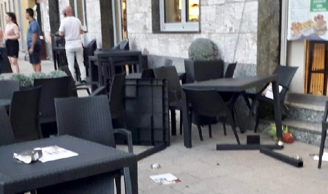 I tavoli della pizzeria rovesciati dopo che l’uomo, nel giugno scorso, aveva seminato il panico con l’auto (Archivio)