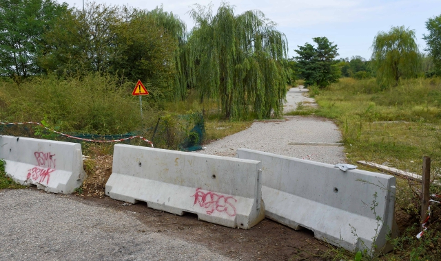 Le barriere mese dai sinti in via Lazzaretto