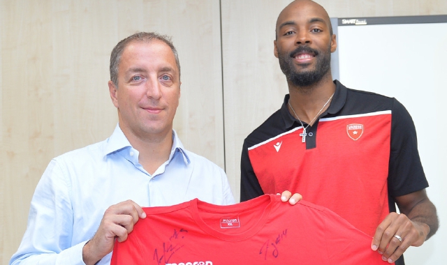 Jeremy Simmons è stato presentato ieri negli uffici della Tigros alla presenza dell’a.d. Paolo Orrigoni(foto Blitz)