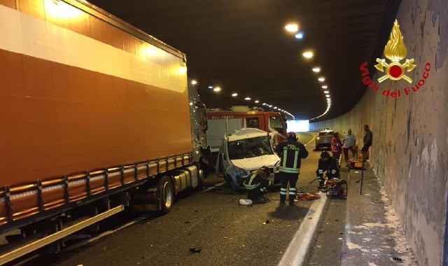 L’incidente è avvenuto nella galleria sulla diramazione Gattico-Gallarate, tra le autostrade A26 e A8