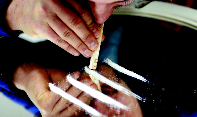 Spaccia in casa: arrestato