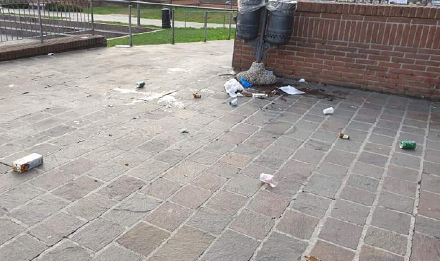 Sporcizia e deiezioni lasciati in un fine settimana in piazza Repubblica
