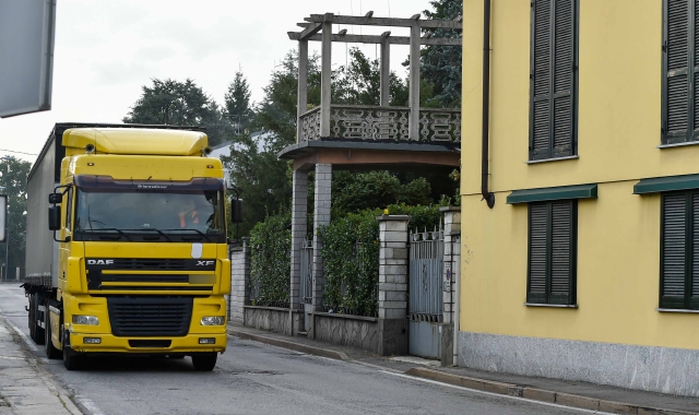 In 45 minuti, l’altra mattina, sono transitati in via Gorizia ben 15 camion (foto Blitz)
