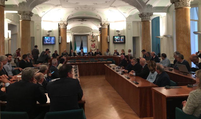 I rappresentanti dei Comuni in prefettura (foto Redazione)