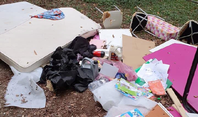 L’arredo di una cameretta trovato nei boschi di Samarate (Red.)