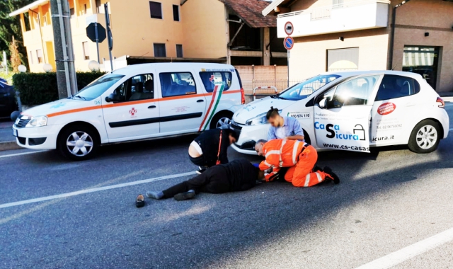I primi soccorsi degli operatori sanitari all’anziana investita sulla Saronnese(Foto Blitz)