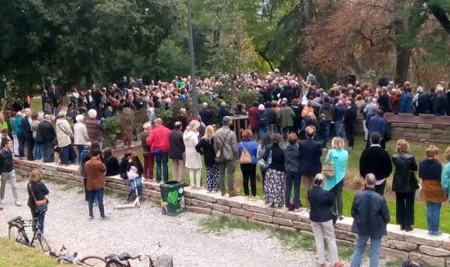 Folla all’inaugurazione del Giardino dei Giusti di tutto il Mondo, presente anche Liliana Segre