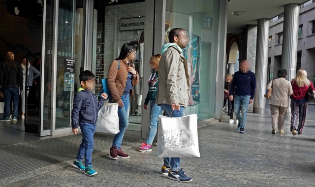 In centro metà gente