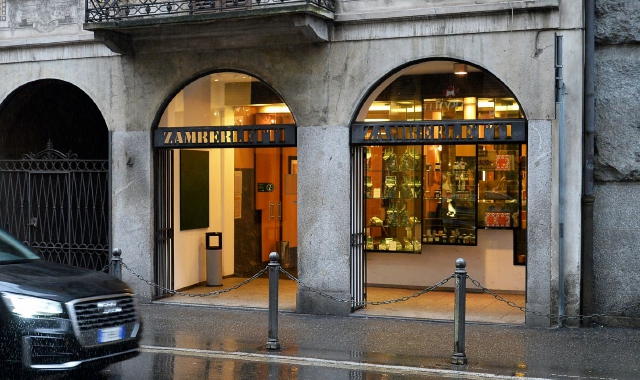 Il punto vendita di via Manzoni, a Varese (foto Blitz)