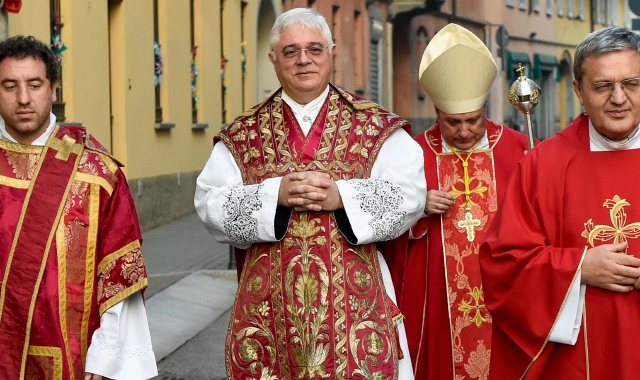 Don Nicola Ippolito si reca in processione in chiesa  (foto Blitz)