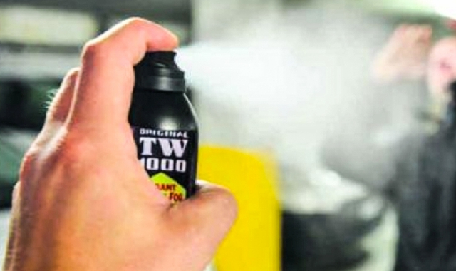 Il varesino usò lo spray urticante contro i vicini (foto Archivio)