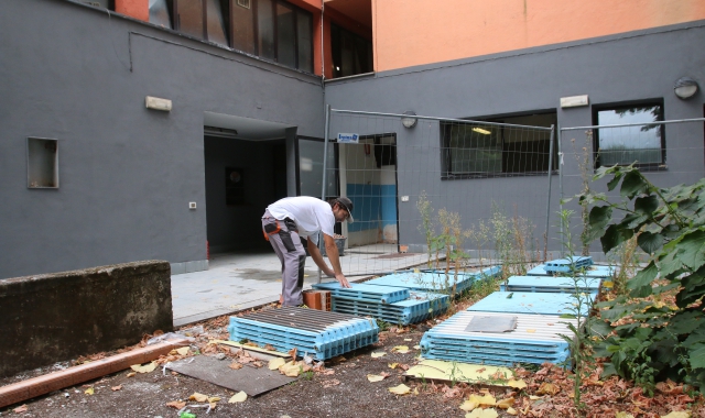I lavori per la sistemazione degli spogliatoi (Foto Blitz)