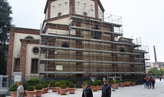 Le impalcature montate sul lato della Basilica di San Magno (Pubblifoto) 