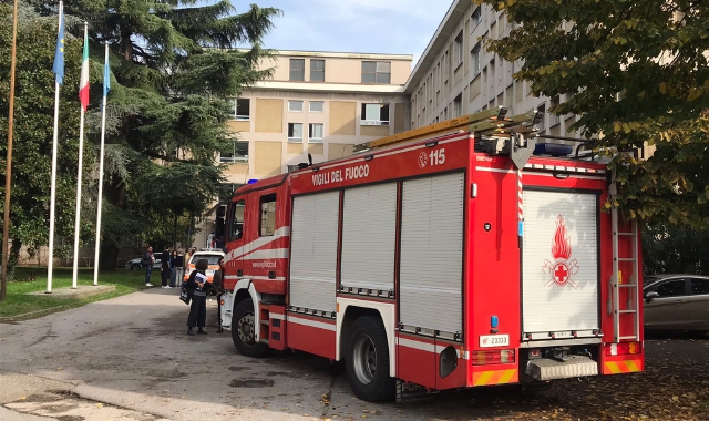 Anche i vigili del fuoco all’Istituto tecnico di via Spagliardi (Pubblifoto)
