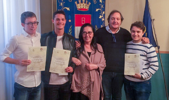 Farioli e la preside Iotti con gli ex allievi premiati coi fondi del lascito Colombo (foto Blitz)