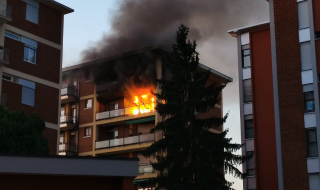 L’appartamento in preda alle fiamme