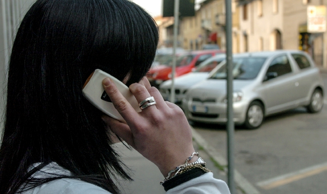 Ragazza al telefonino (Archivio)