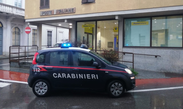 Carabinieri di fronte all’ufficio postale al centro dell’inchiesta 