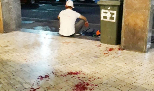 La macchia di sangue sotto i portici della stazione dopo l’aggressione del 17 luglio (Archivio)