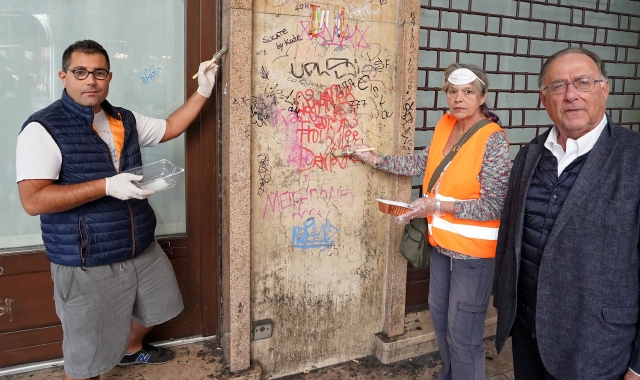 Un mese  fa i volontari avevano ripulito le scritte dai muri  e dalle colonne  di corso Moro (foto Archivio)