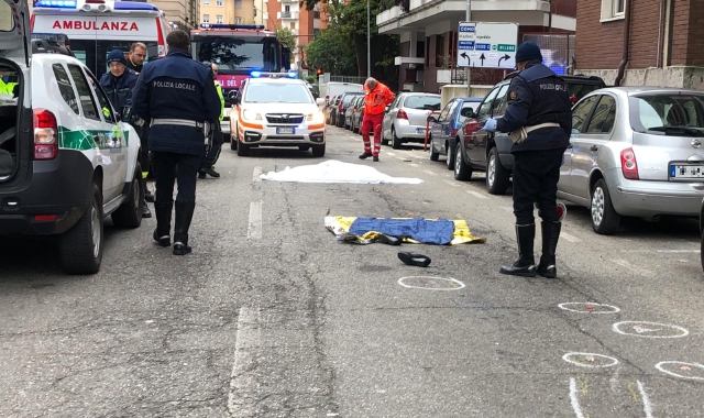 Il corpo senza vit adell’anziana a terra in via Sant’Imerio (Blitz)