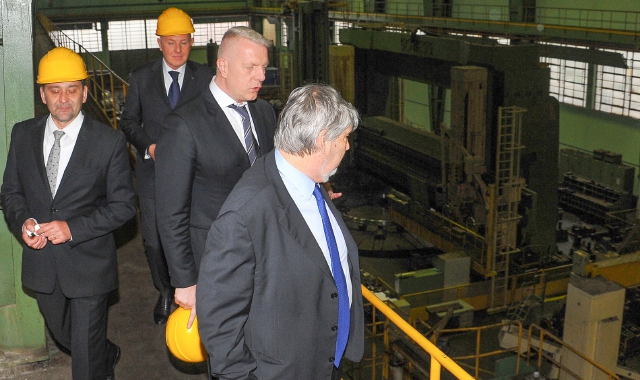 La visita dell’ex ministro del Lavoro Giuliano Poletti all’officina meccanica, oggi già in fase di smantellamento (Archivio)