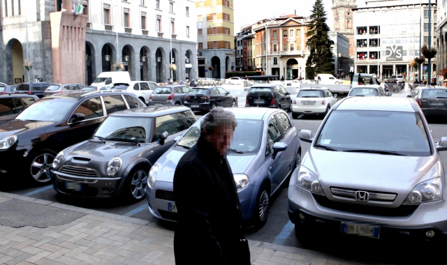 Parcheggi in piazza Monte Grappa (Archivio)
