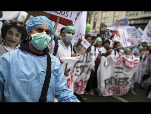 Francia: rivolta camici bianchi
