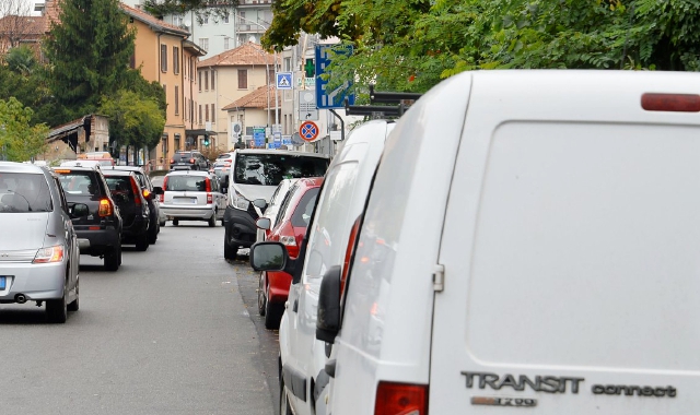 Auto in divieto di sosta in via Gasparotto  (foto Blitz)