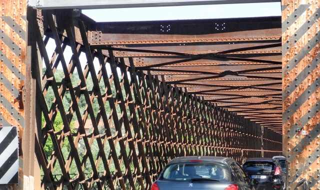 Il ponte sul Ticino collega la Lombardia al Piemonte ed è molto trafficato (Archivio)