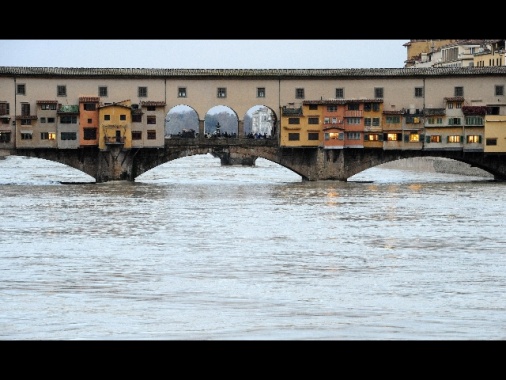 Arno sopra I livello guardia a Firenze