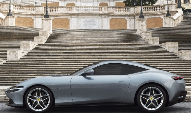 La Ferrari Roma ai piedi della scalinata di piazza di Spagna 
