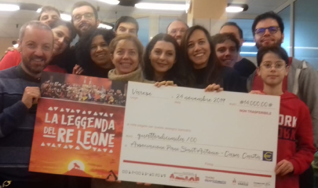 L’assegno dei fondi raccolti in occasione dello spettacolo “La leggenda del re Leone” portato in scena dai giovani della Comunità pastorale Beato Don Gnocchi