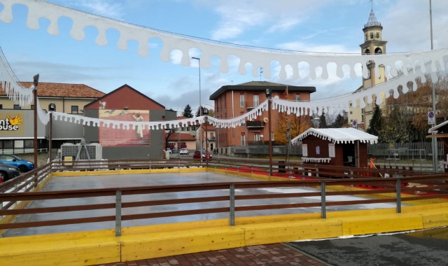 No alla pista di pattinaggio davanti alla chiesa parrocchiale (foto Blitz)