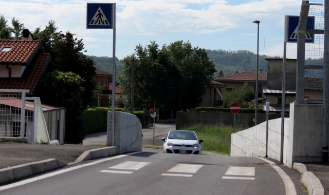 Residenti di via Arno preoccupati per le auto che, spesso contromano, percorrono il sovrappasso della Arcisate-Stabio  (foto Blitz)