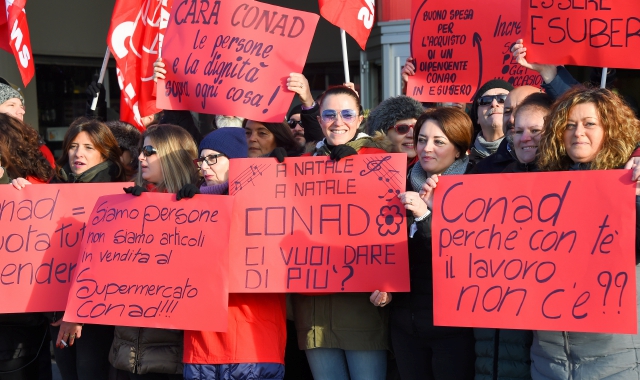 Nerviano sciopero lavoratori Conad (foto Pubblifoto)