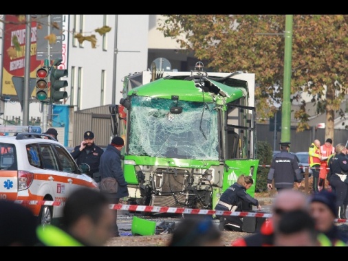 Scontro bus-camion rifiuti, morta donna