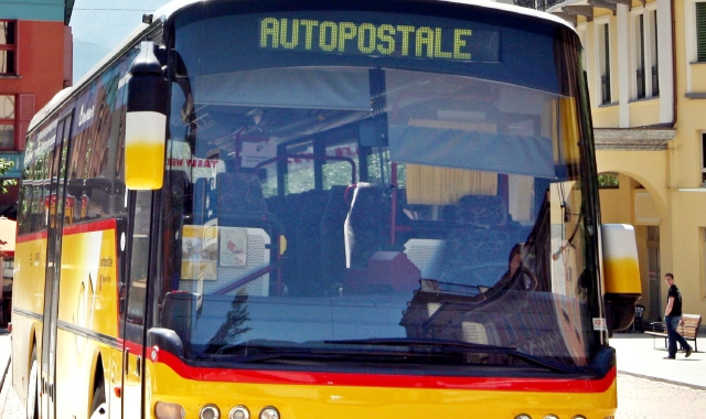 Il bus navetta del servizio autopostali