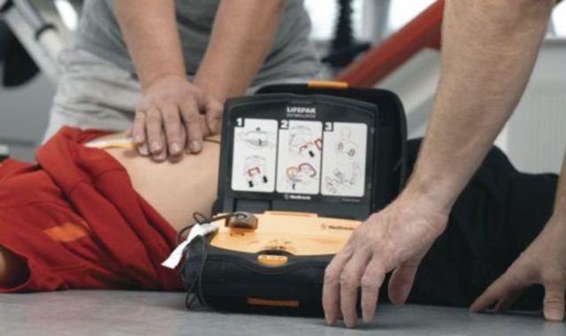 Una pratica di soccorso col defibrillatore