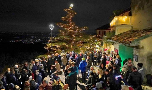 Il pienone al Sacro Monte per l’accensione dell’albero (foto Blitz)