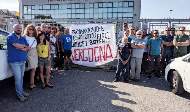I dipendenti della Parma manifestano subito dopo la notizia della chiusura della fabbrica di Solaro (foto Blitz)