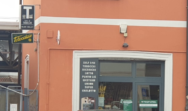 Il bar della stazione dove i ladri sono entrati di notte e hanno fatto razzia (Red.)