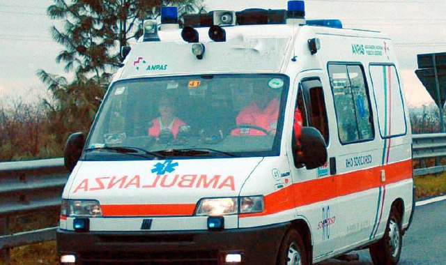 Un’ambulanza ha trasportato le ferite in ospedale (foto Archivio)