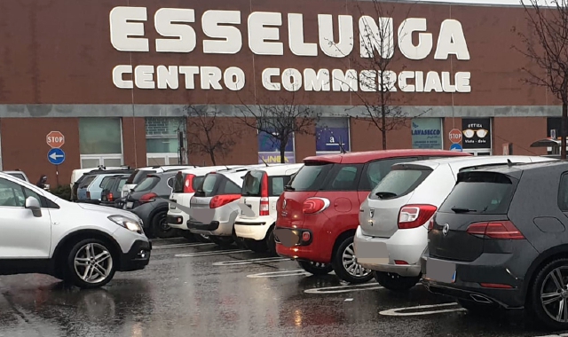 Il tentativo di furto è avvenuto al supermercato Esselunga al confine con Tradate (foto Blitz)