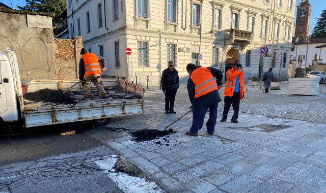 Operai al lavoro dopo il crollo (Red.)