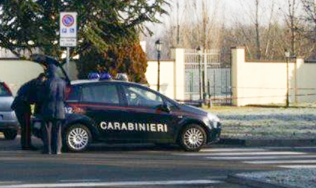 Una pattuglia dei carabinieri davanti al cimitero di Garbatola (Archivio)